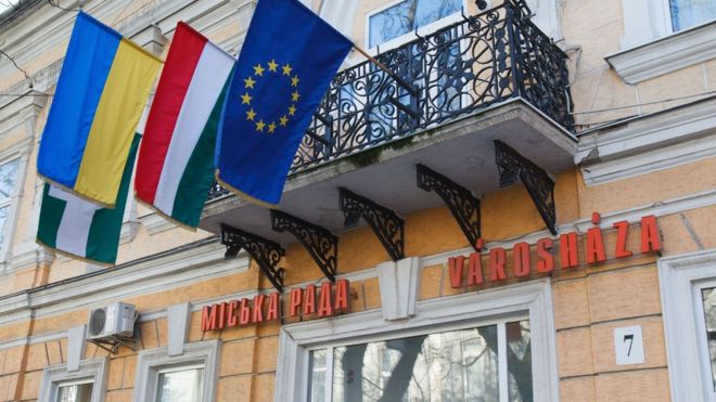 Diplomats thrown out in Ukraine-Hungary passport