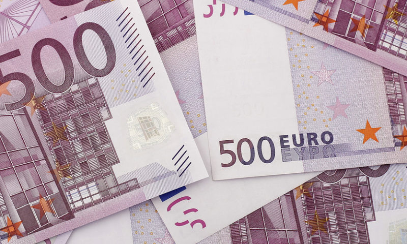 Euro slumps as Italian budget turmoil deepens