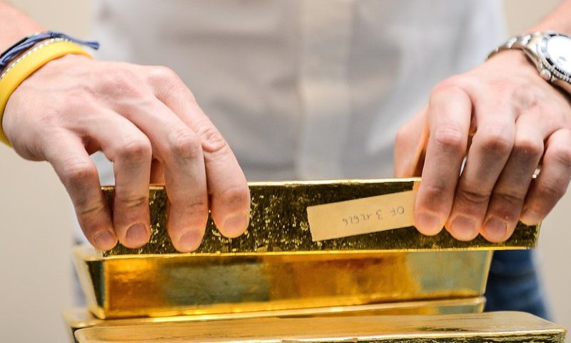 Gold prices settle higher, up a 4th month in a row