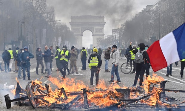 France’s gilets jaunes target luxury shops and restaurant in protests