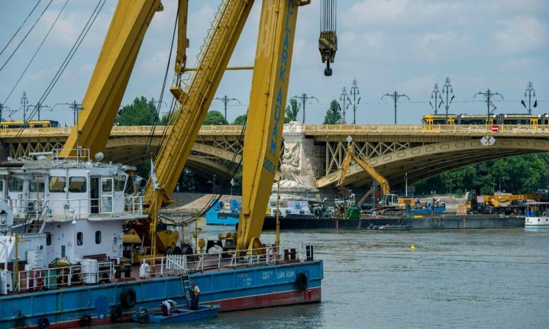 Hungarian Rescuers ‘Not Far’ From Lifting Tour Boat Wreckage