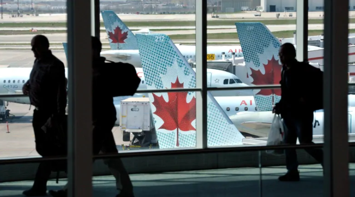 Canadian airlines fight passenger rights bill in court