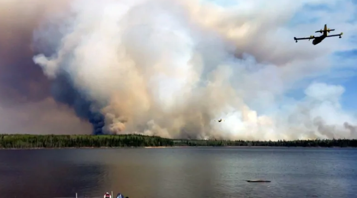 Forest fire smoke forces about 200 evacuees out of 2 Manitoba First Nations