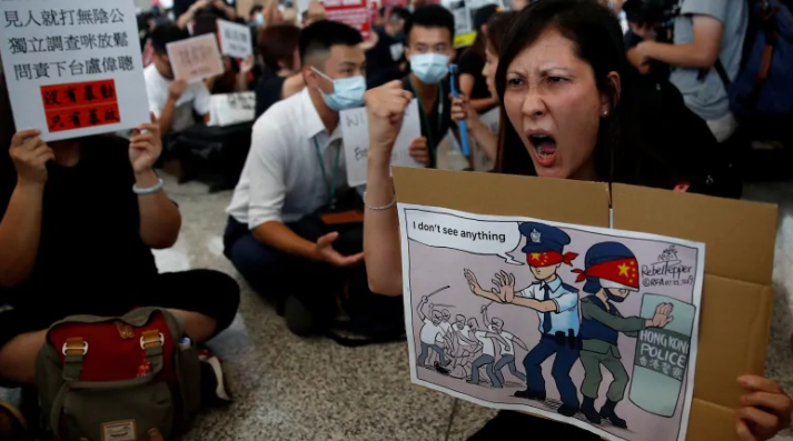 Hong Kong protesters converge on city’s airport