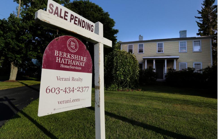 US Pending Home Sales Slid 2.5% in July in Sign of Slowdown