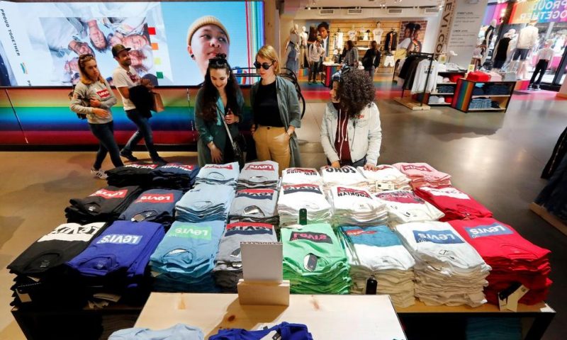 Optimistic US Consumers Boost Spending 0.6% in July