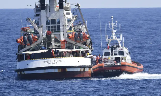 Italian officials order migrant ship evacuated amid health fears