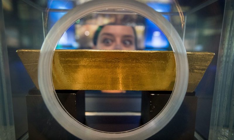 Gold pulls back, suffer a 3-session skid