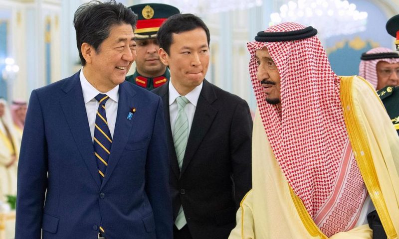 Japan’s Abe Meets Saudi King Amid Threats in Persian Gulf