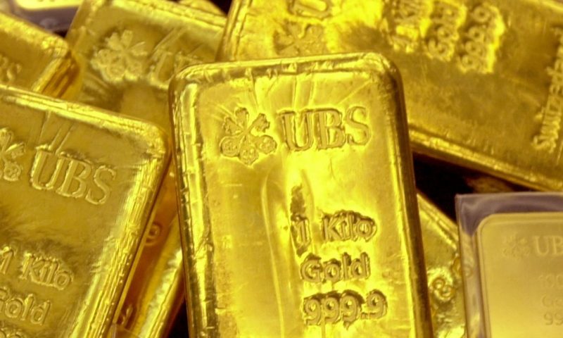 Gold ends at 1-month low as investors favor the U.S. dollar amid stock market losses