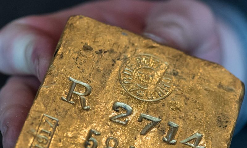 Gold logs biggest weekly rise in 3 months as U.S. dollar slumps