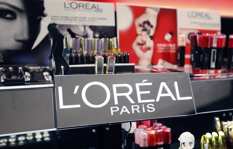 L’Oreal profit falls, but sees recovery signs