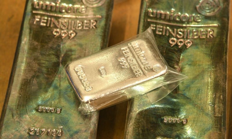 Gold scores first gain in 3 sessions on safe-haven demand