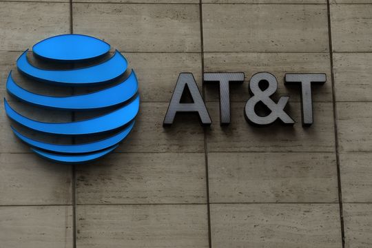 AT&T’s new outlook sparks debate—but also two stock upgrades