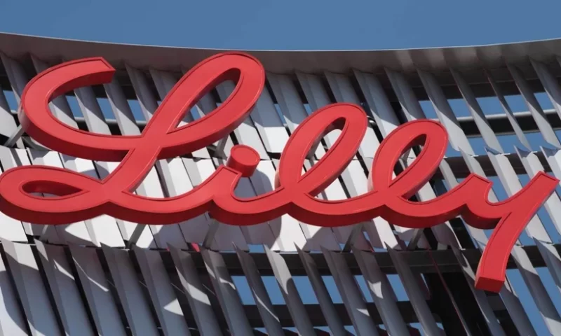 Eli Lilly kick-starts speedy FDA review for Alzheimer’s hopeful donanemab—and a one-on-one test against Aduhelm