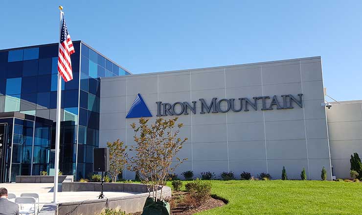 Iron Mountain Inc. stock outperforms market despite losses on the day