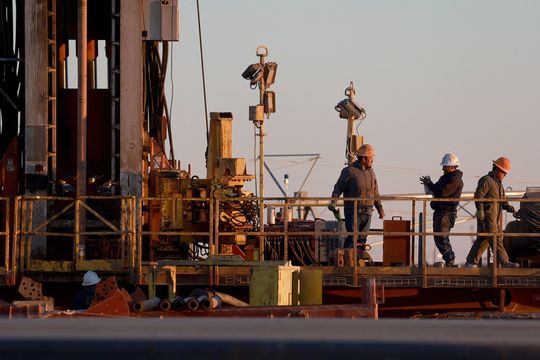Oil prices eye first gain in 3 sessions as supply worries resurface