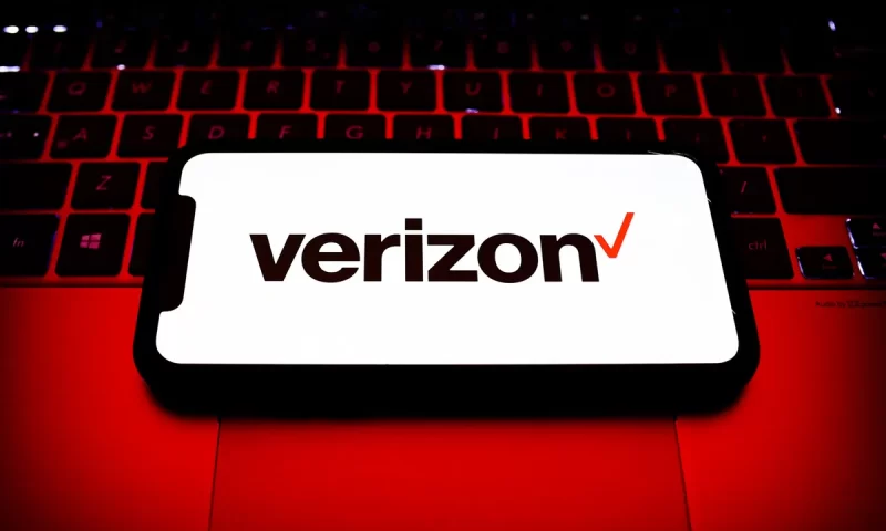 Verizon raises dividend, to extend lead as highest-yielding Dow component