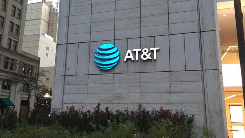 AT&T Inc. stock rises Monday, still underperforms market