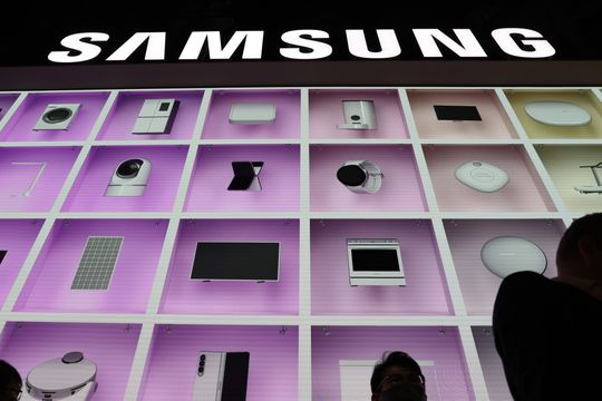 Samsung operating profits sink 69% in fourth quarter on weaker demand