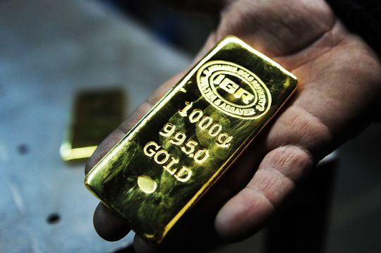 Gold prices climb, building on first weekly advance in a month