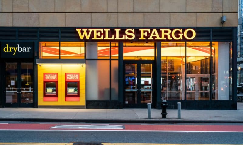 Wells Fargo & Co. stock rises Monday, outperforms market