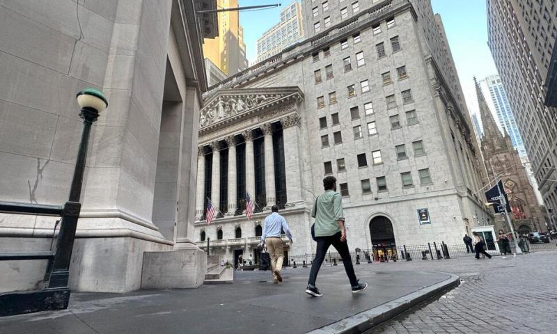 Wall Street Climbs as S&P 500 Closes Out Fourth Straight Winning Month