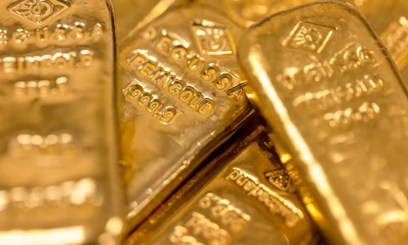 Gold prices head for highest finish in over 2 weeks