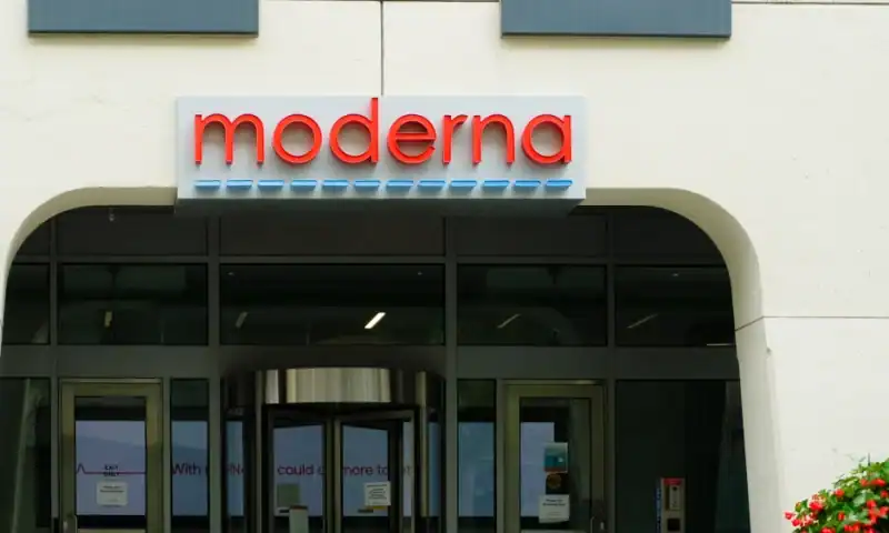 Moderna Shares Fall as Combo Flu/COVID-19 Vaccine Application Pulled